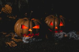 Deux citrouilles d’Halloween au regard menaçant